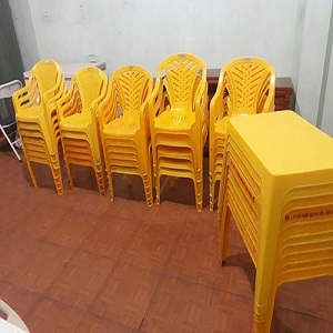 thu-mua-ban-ghe-nhua-quan-an